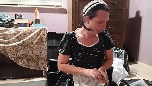 Oyuncak kutusunu temizliyor!