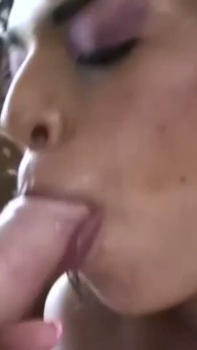 Abanoz orta yaşlı seksi kadın yaşlı domuzu seviyor | Klip 2