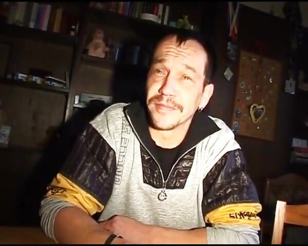 이 음란한 독일 창녀는 로드 패커를 타는 방법을 알고 있습니다.