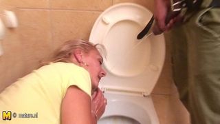 Mature mother piss and gets pissing on face