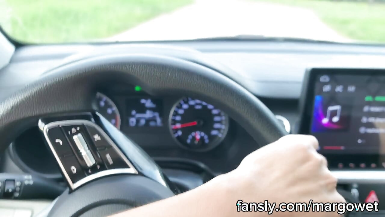 Boquete inesperado enquanto dirige - ela me surpreendeu com a cabeça na estrada e eu mal conseguia manter o carro na estrada