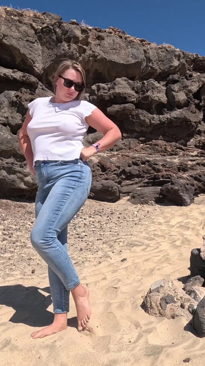 Casual Beach Pee - Jeans Wetting Outdoors