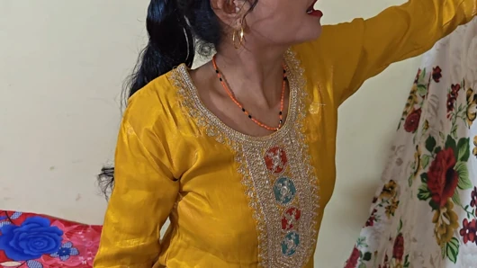 Adik tiri India yang lucu melucuti celana dalam dan memeknya dicrot.