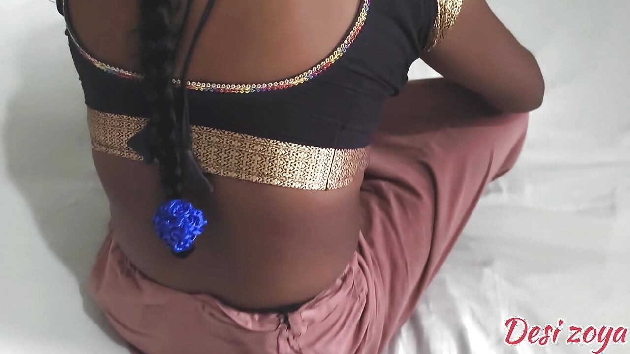 Desi Zoya droeg voor het eerst mama's saree, zodra de ouderling haar zag, maakte hij een besluit om haar te neuken.