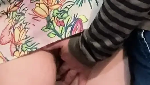 Pacar mesum membiarkan pria tua untuk fingering memek pacarnya di depan umum