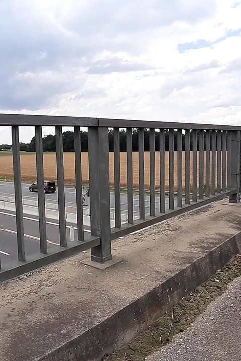 橋の上で下着姿