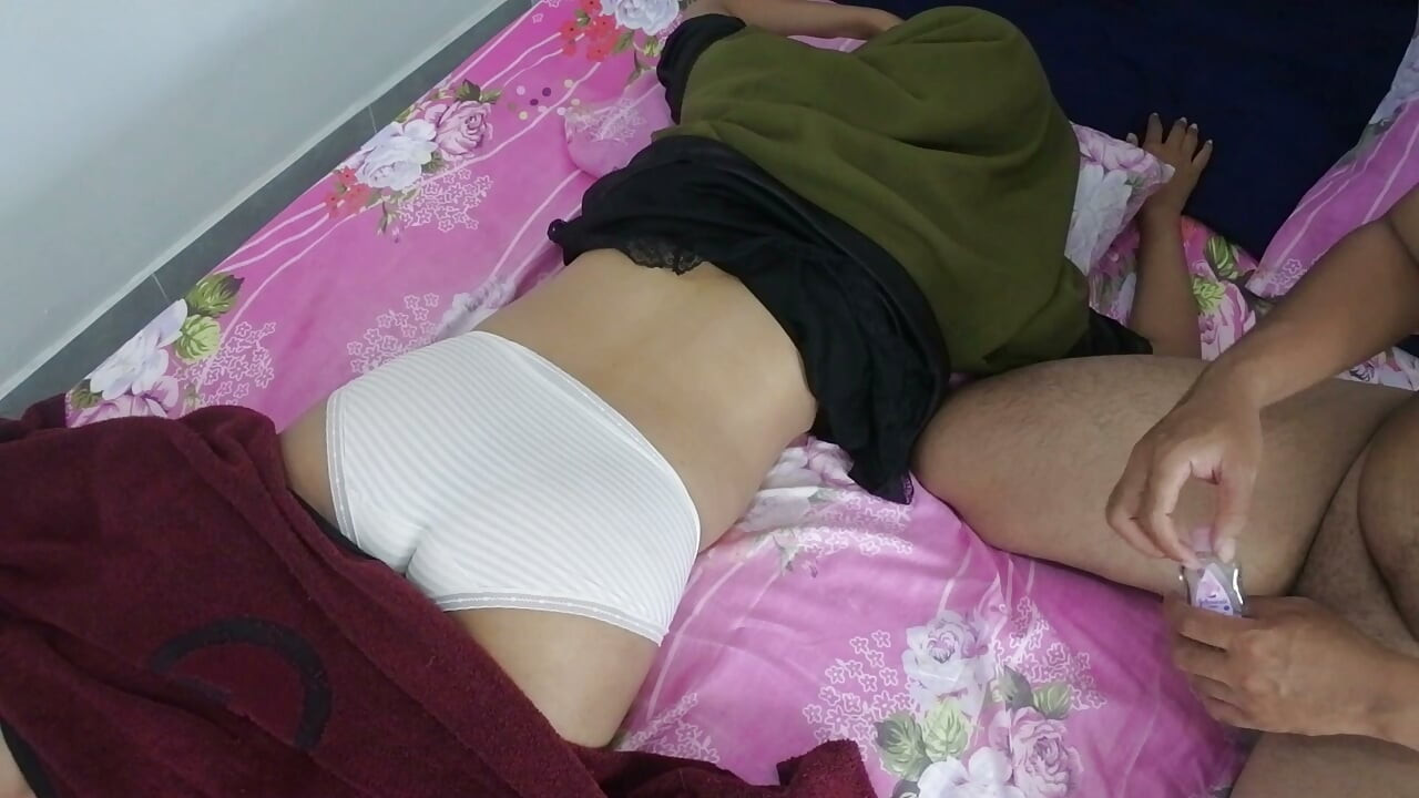Frumusețe cu hijab masată până rămâne goală