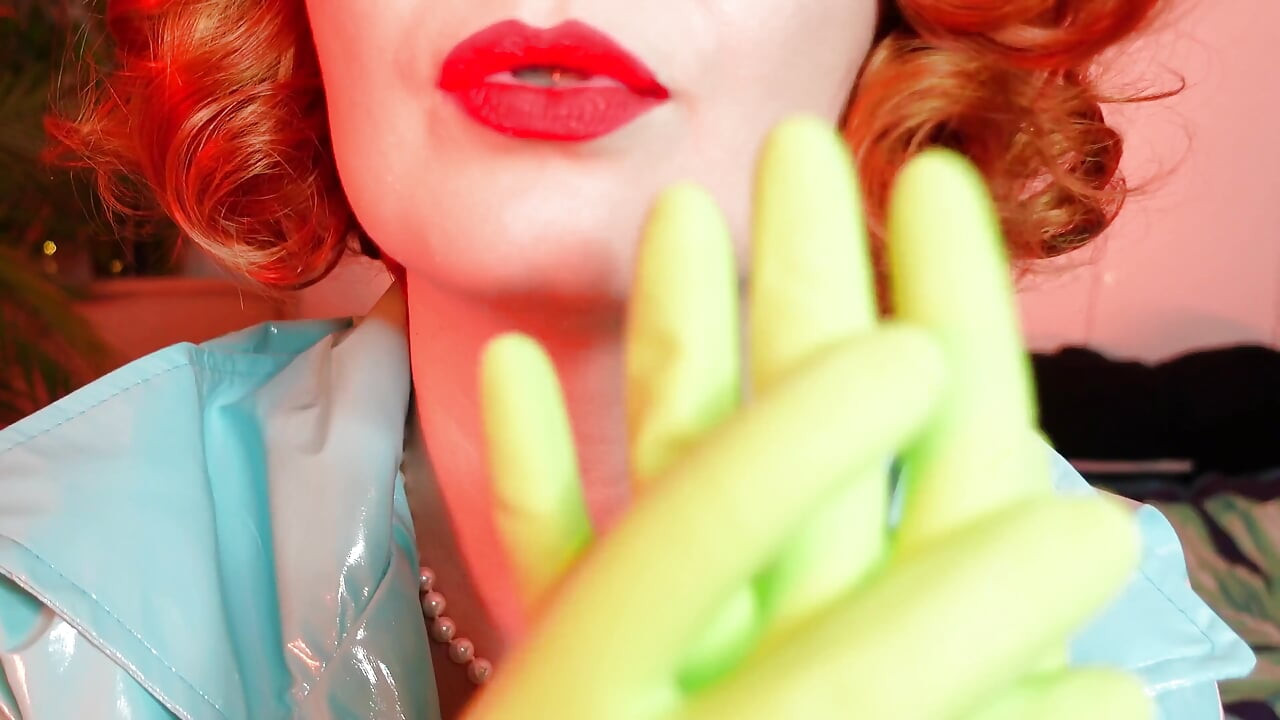 Hot pussy masturbation of horny MILF in rubber household gloves