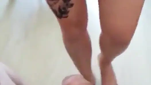 Emma menari dengan toket dan handjob. Tubuh aduhaiku menggoda kontolku