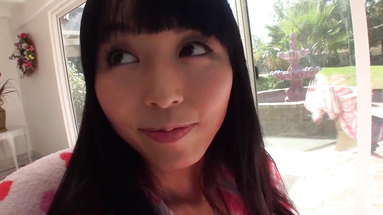 Grup seks liar bareng cewek sange asia dengan topeng dan vibrator
