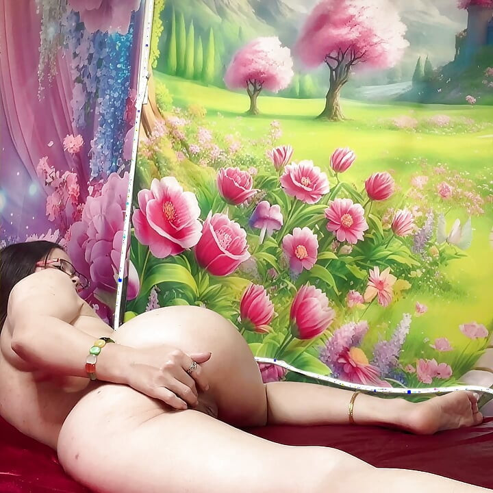 Acostada ahí, mostrando ese culo sexy y precioso