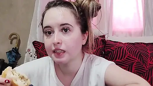 Kirazlı domatesli omletli sandviç yiyor