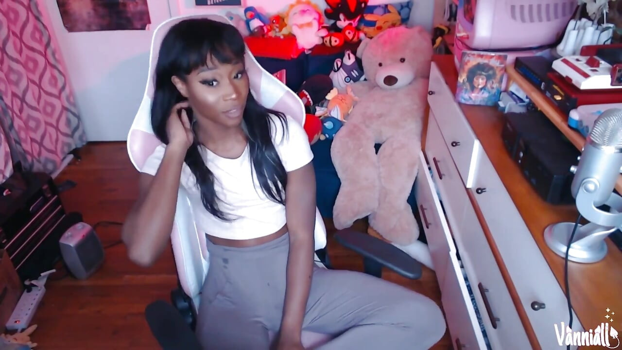 Calvin blanc fait une double éjaculation - Vanniall, bombasse trans à grosse bite noire, trait deux fois sa grosse bite