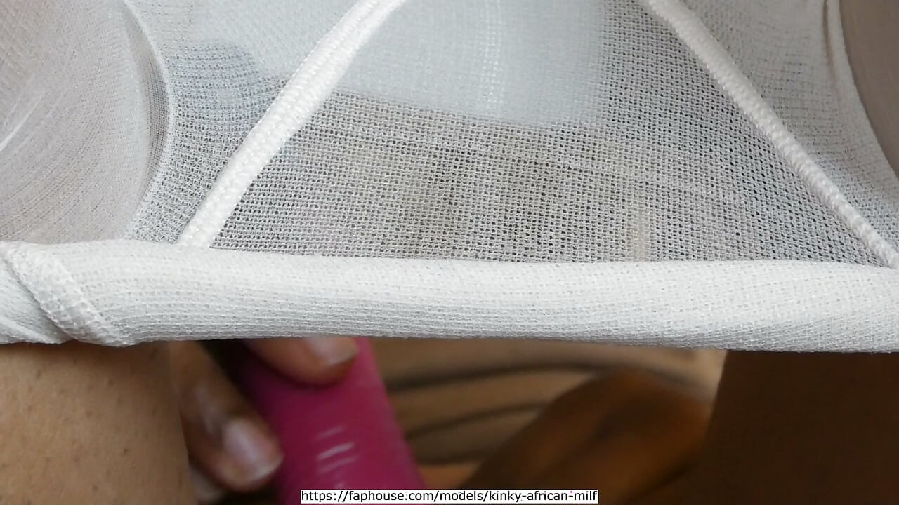 Masaje matutino en pantimedias sobre la mesa