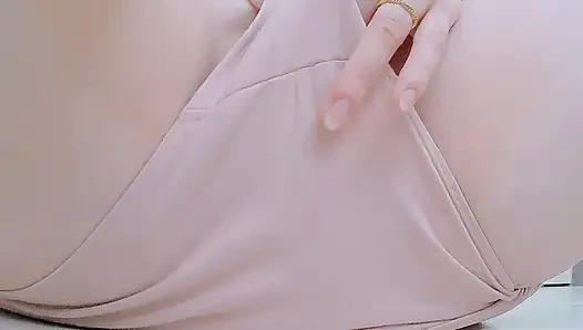 Pembe külotunun altında, amından ıslak ve parmakları içinde