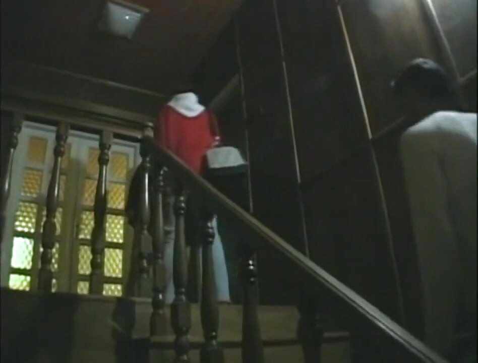 红发女孩吮吸大鸡巴, 戴面具的男人肛交三人行