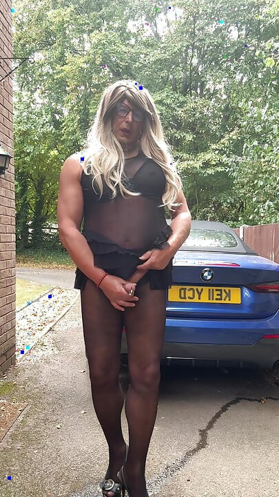 Seksi transvestit kellycd2022 u crnim bešavnim najlonkama i štiklama