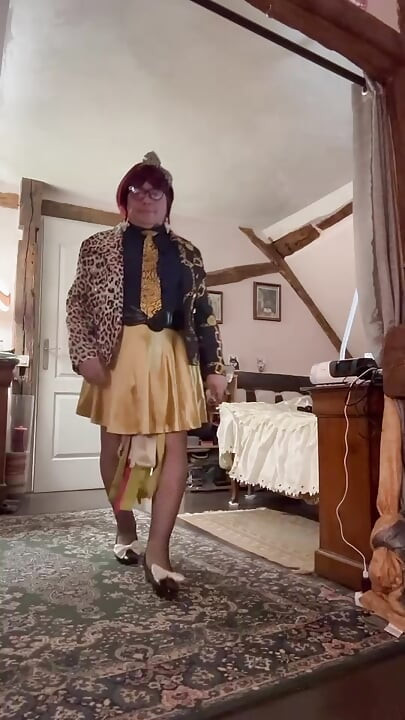 Одетая в маленькую золотую юбку для вечера