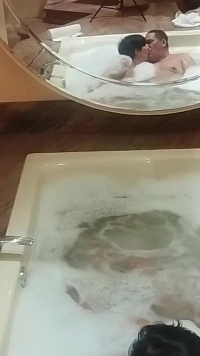 Stunning moment from "Romantic Date With My Wife"