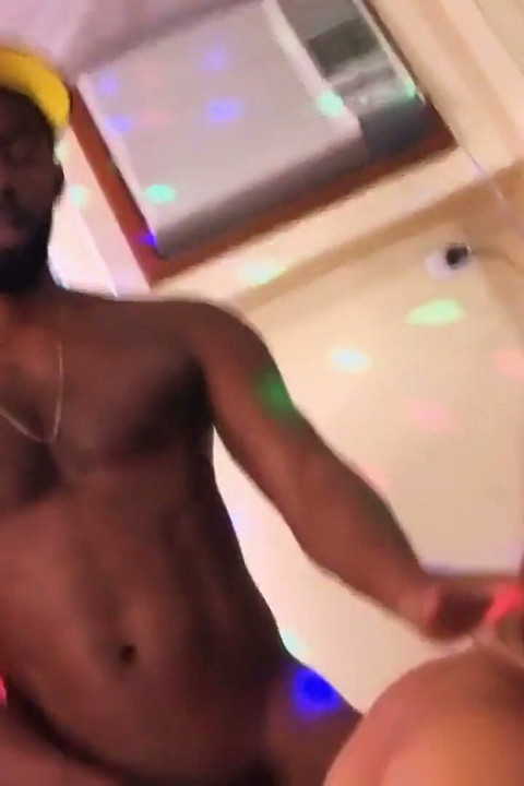 Sex v motelu: vyvrcholení do obličeje trans osoby