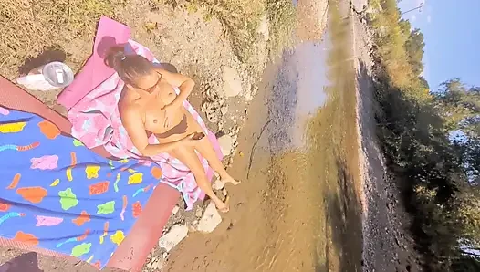 Ich kann nicht glauben, dass die ehefrau des freundes sich nackt gemacht hat und mich auf der camping-reise in ihren arsch kommen ließ, während ehemann draußen war und fischen war