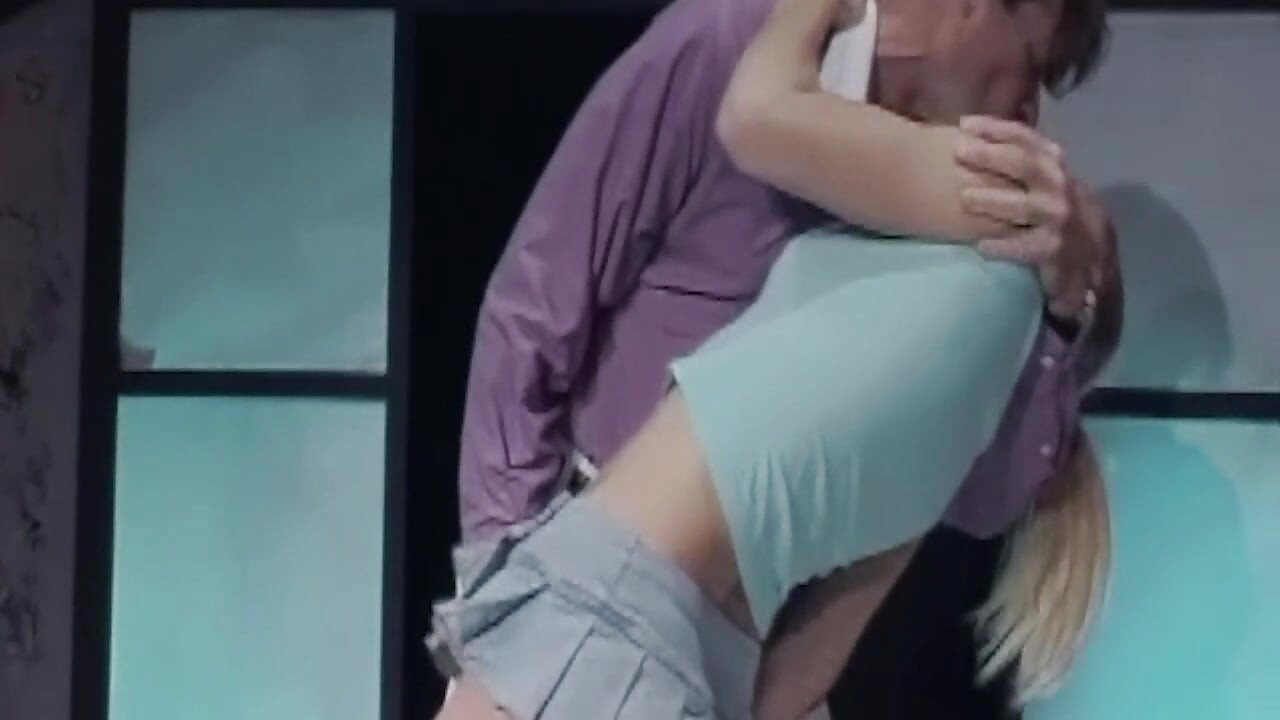 Rubia milf toma gran polla hasta el fondo antes de masivo facial