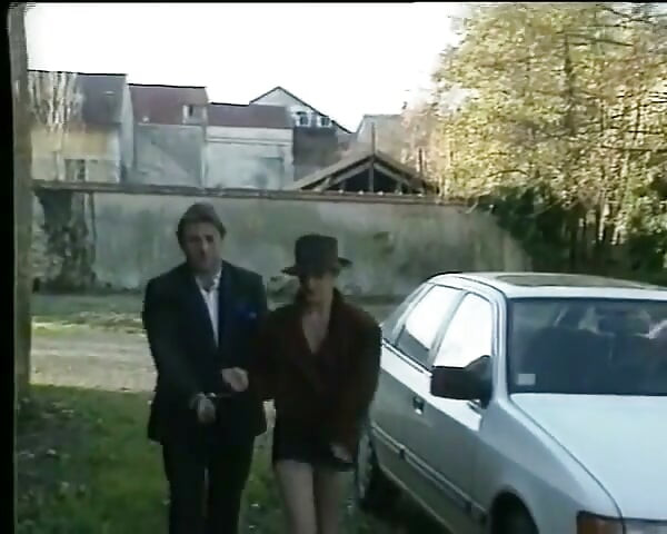 Eine vollbusige brünette dame aus deutschland isst sperma nach einem erstaunlichen fick