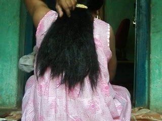 Kadınların koltukaltı saçları berber tarafından traş edilir.