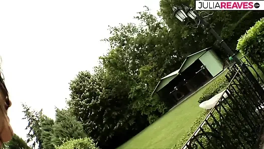 2 gefangene lassen die hübsche schreien, während anal und fotze ficken