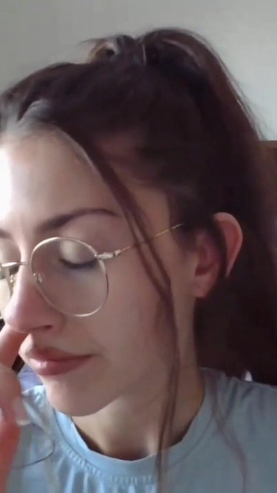 Momento iconico da "SHANAXNOW NASO MANGIARE TETTE PRESS NARICI GEMENDO"