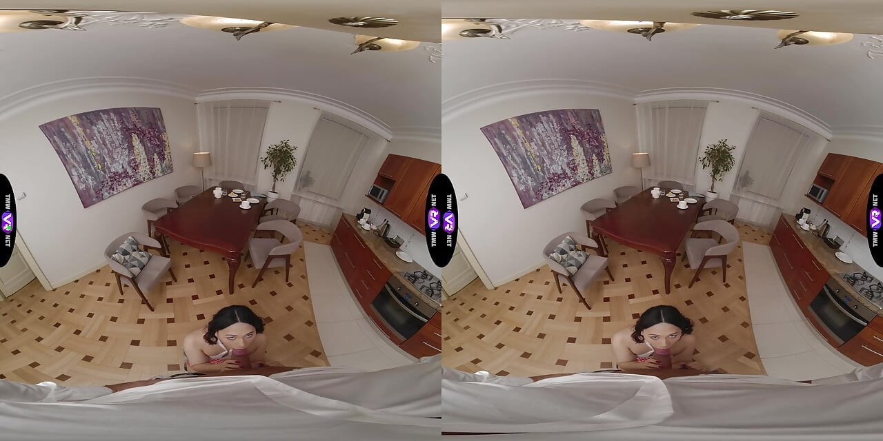 廚房慾火 Roxy 為飢渴男人獻上的辣味口交 - TmwVRnet