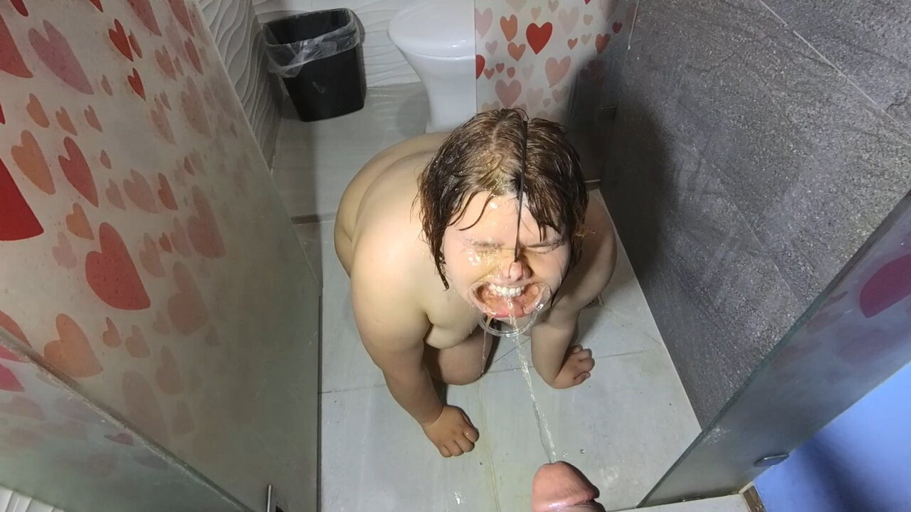 Mă piș pe fața ei, o scuip pe față și mă ejaculez pe dinți