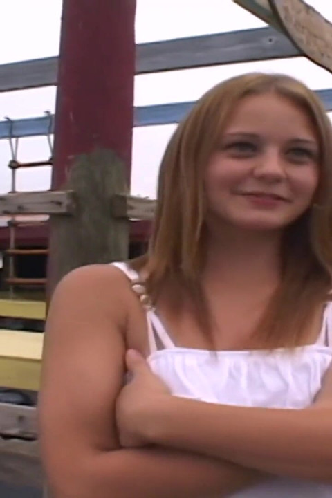 This smokin hottie gets naked outdoor