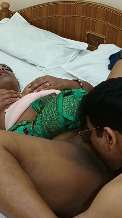 Si cantik simran si kakak ipar india lagi asik nyepong kontol ganas sambil nyepong kontol dan video seks dengan kain sosis | Klip 1