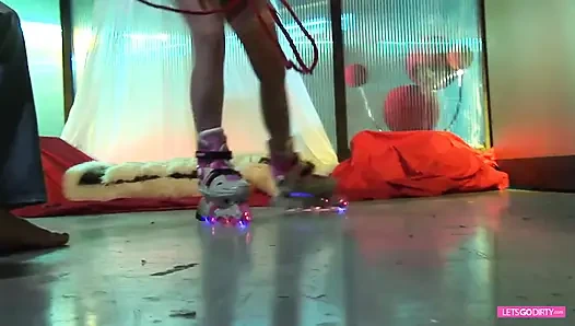 Seksi sarışın bebek her iki delikten sikilmeyi seviyor