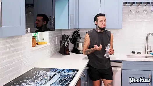 Nookies- süße zara spreizt ihre beine für den freund des freundes und nimmt jeden zoll