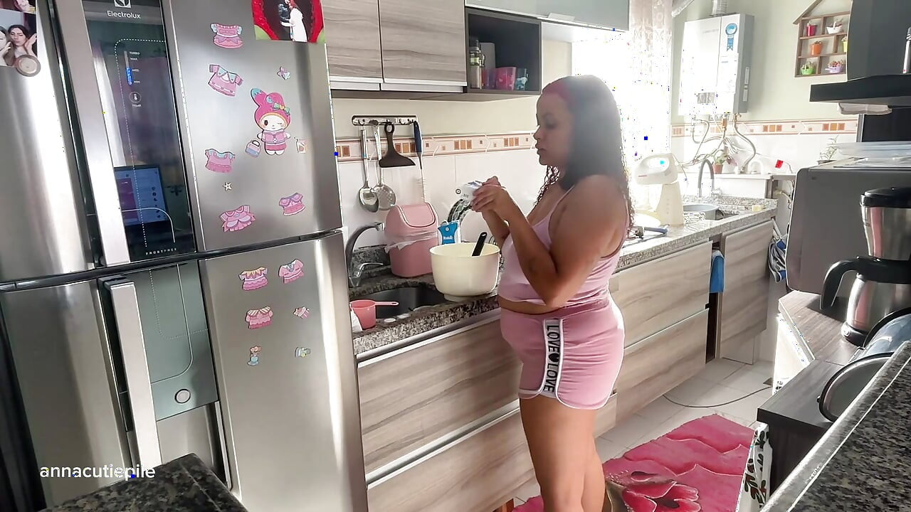 Tombul kız sevimli kekleri pişirirken kazara osuruyor