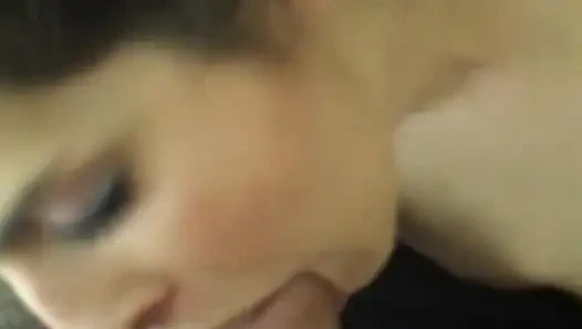 Pria yang beruntung ini lagi asik nyepong kontol pacarnya