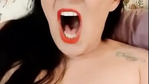Pembicaraan kecil topless yawns closeup