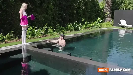Adik tiriku mendukung semua perbuatan cerobohku. Dia bintang porno terbaik yang pernah saya miliki!