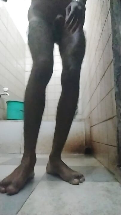 Eu estou tomando banho sozinha, alguém por favor venha