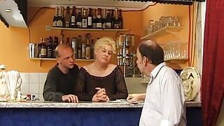 Paskudna niemiecka blondynka lanie i ostro w barze
