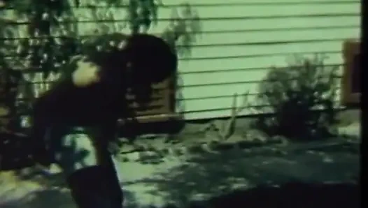 Siyah ve beyaz amcık yatak odasında yalıyor