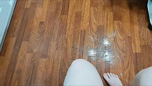 Dudukin kursi di lantai pakai sabun