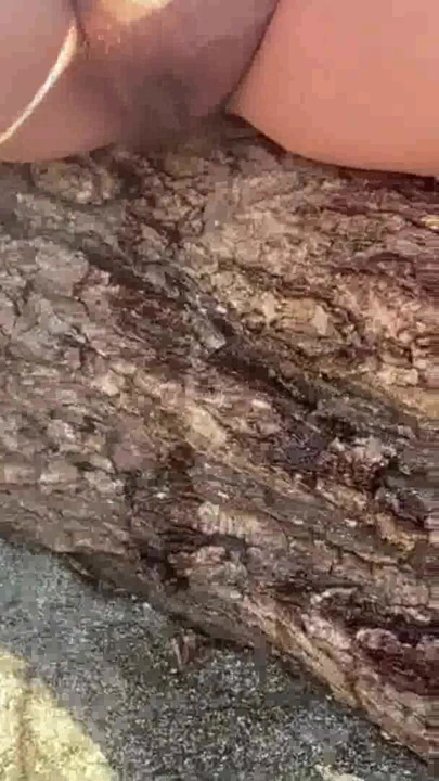 户外公共海滩 - 他想撒尿，差点尿自己，而我限制他。我不得不在街上撒尿。 | 短片 1