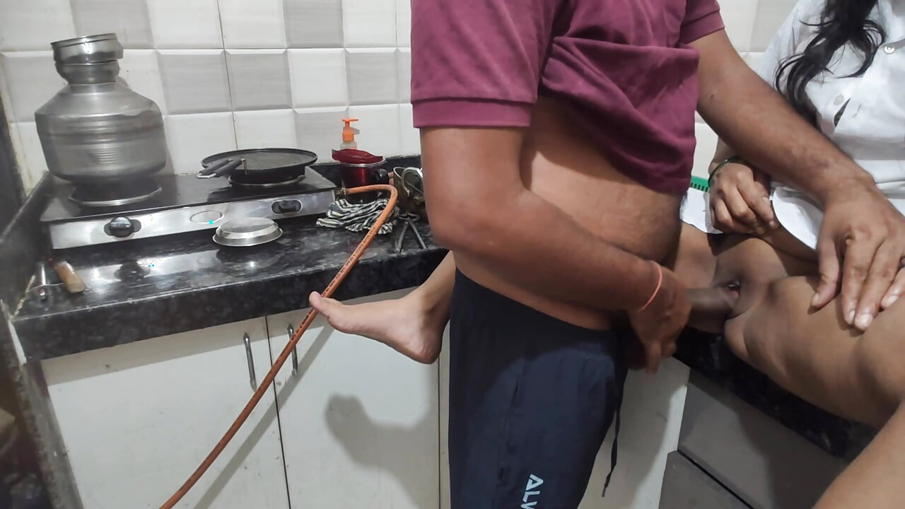 desi collage girl ne collage se ate hi apane padosi ko bulakar chut choda