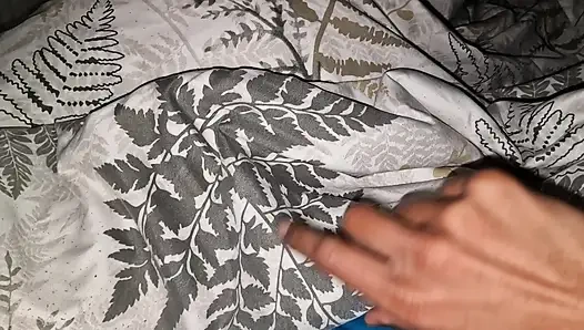 Kakak tiriku lupa menutup pintu kamarnya, dia mergokin aku lagi masturbasi di sebelahnya dan aku terkejut dengan reaksinya