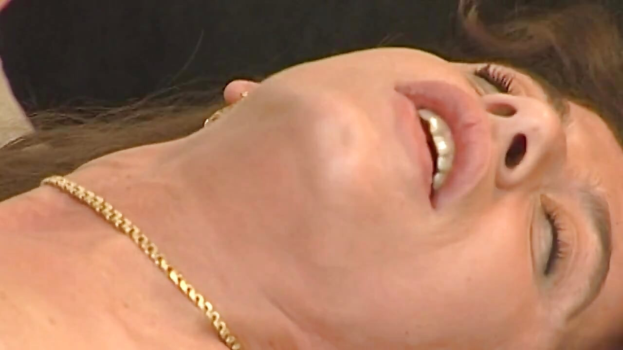 Cachonda morena milf chupa y folla con apasionada intensidad