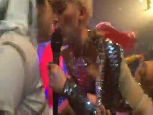 Miley Cyrus cium awek