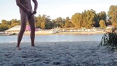 男人在裸体海滩上撒尿、撸管和射精。被抓包